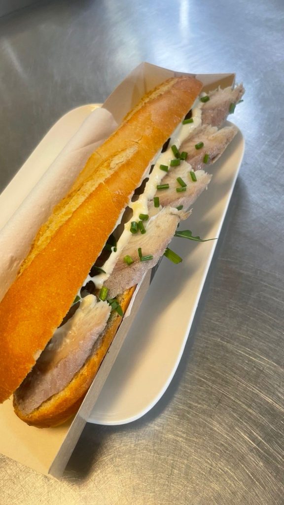 Broodje huisgerookte palingfilet met mierikswortelsaus